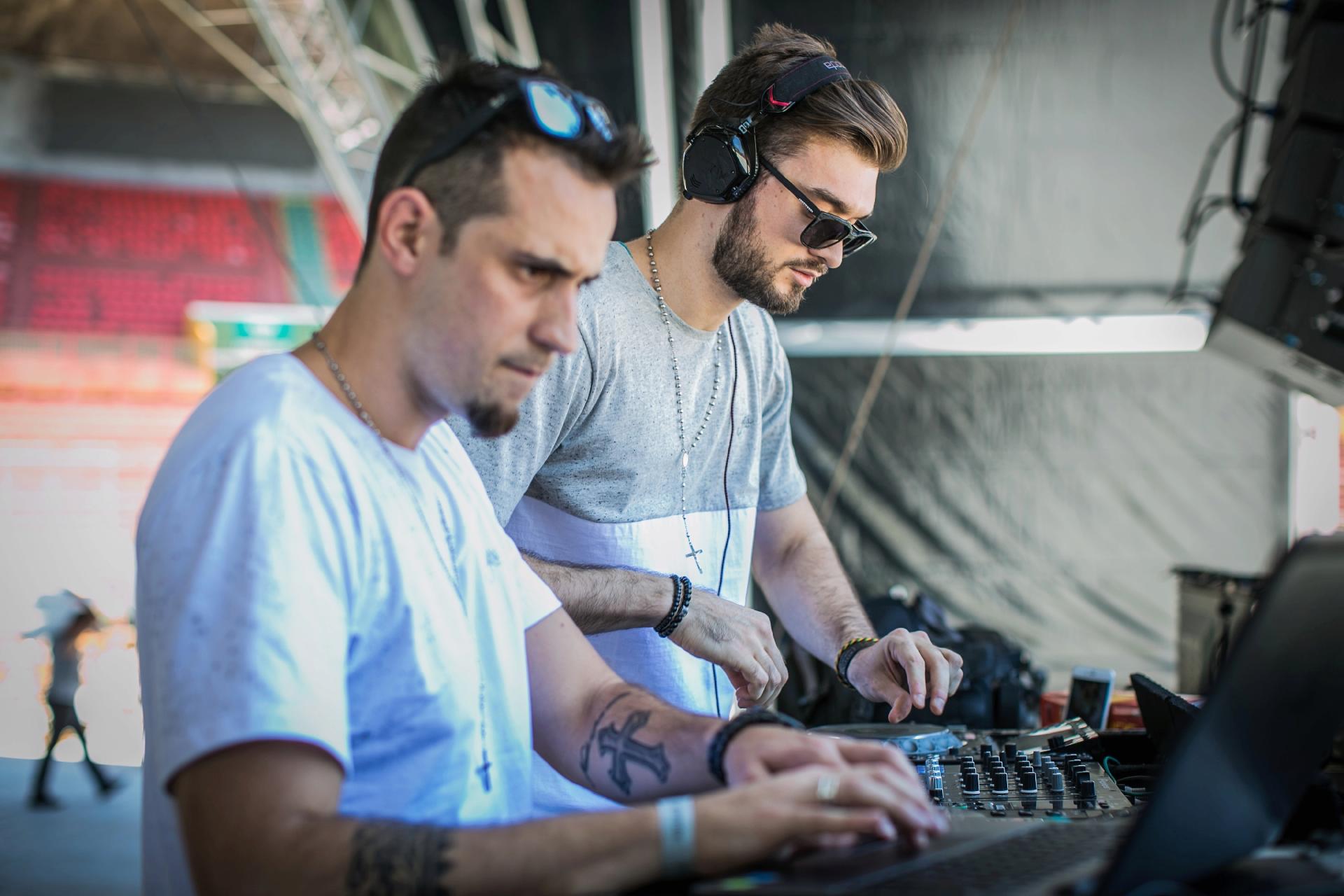 Primeira atração do CarnaUOL, a dupla Dual V, formada pelos DJs Caio Visacre e Fábio Vamondes, recebe foliões no estádio do Canindé, em São Paulo - Bruno Santos/UOL