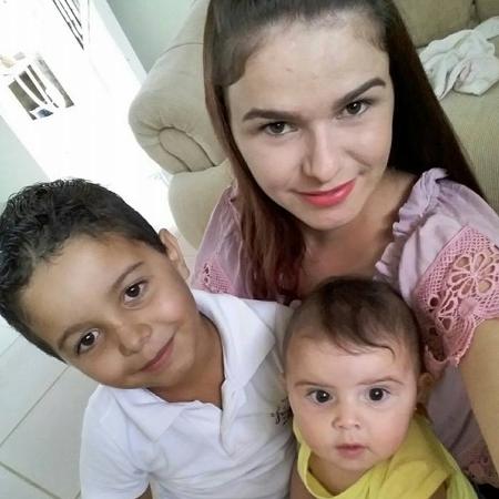 Cris com os dois filhos: Miguel, de seis anos, e Maria Luísa, de 10 meses - Reprodução/Facebook - Reprodução/Facebook