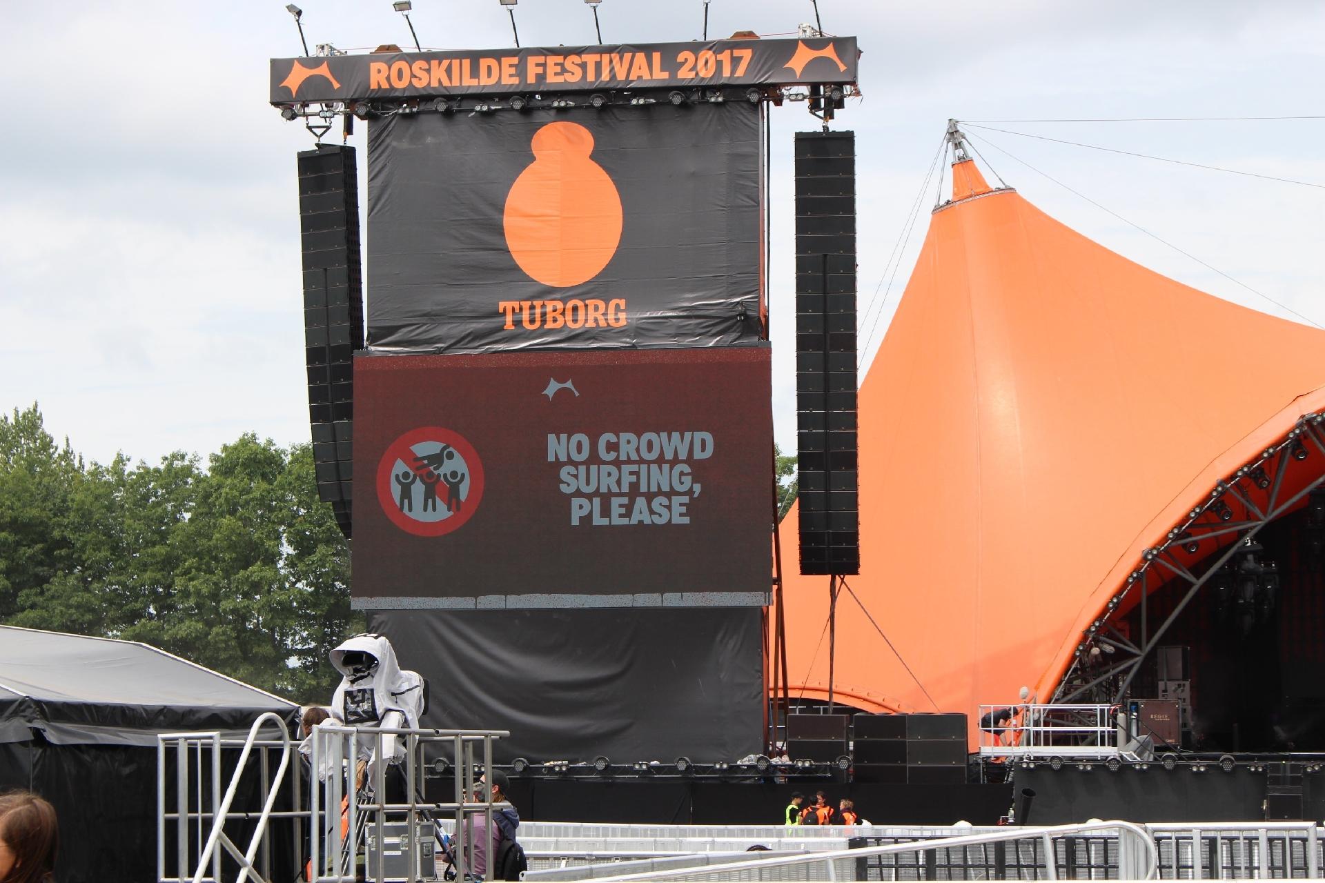 Nos telões do palco Orange, no Festival de Roskilde, o aviso diz para o público não fazer Crowd Sufing é proibido - Felipe Branco Cruz/UOL