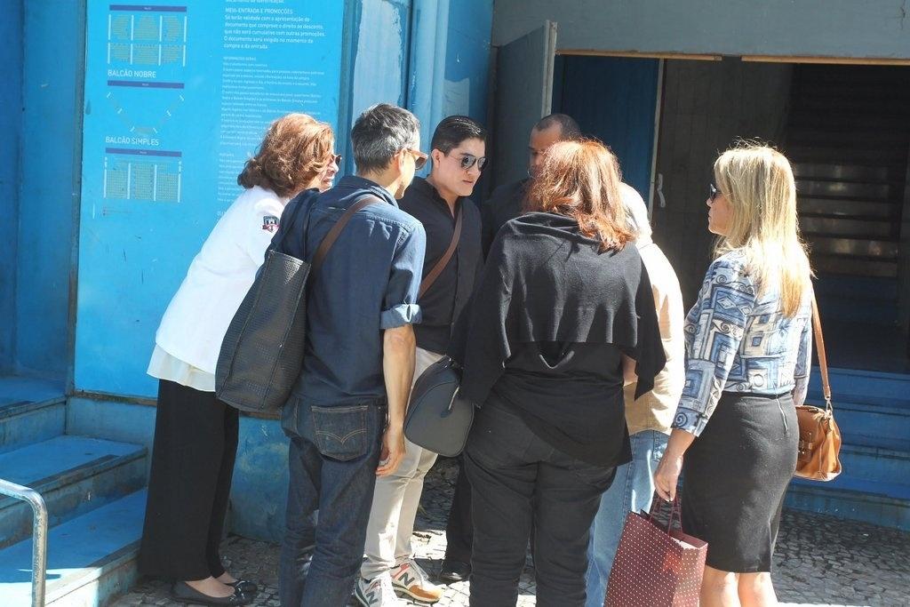 Fãs de Rogéria passaram a tarde no Teatro João Caetano e se abraçaram na saída do velório em uma homenagem à artista - AgNews