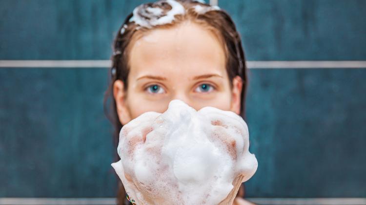 mulher tomando banho; sabonete íntimo - Getty Images - Getty Images