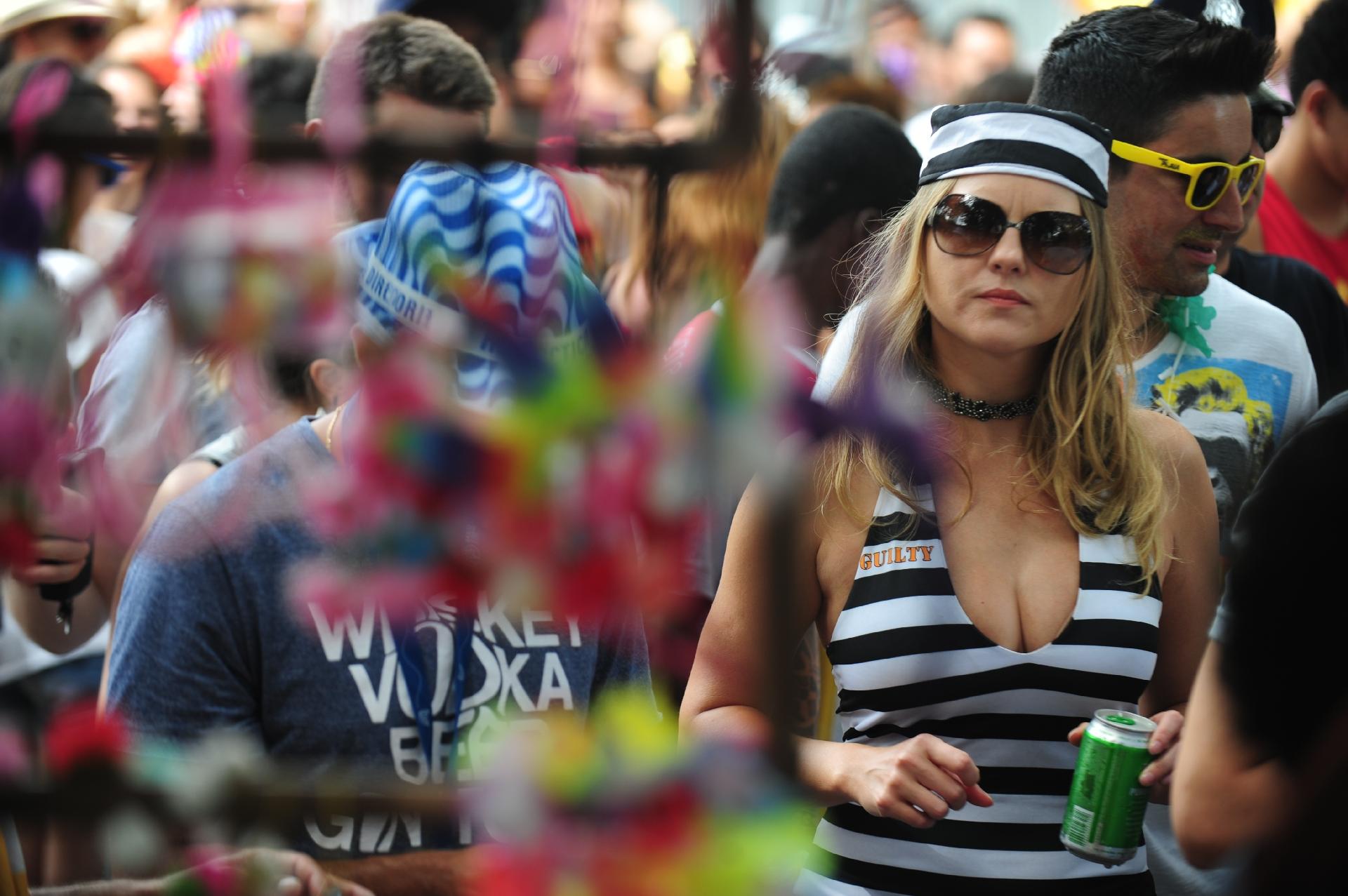 Bloco Desliga e Vem leva o pagode dos anos 1990 às ruas do bairro de Pinheiros, em São Paulo, neste sábado (17) - Junior Lago/UOL