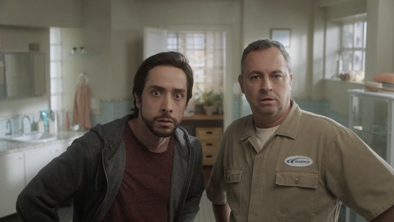 Ator e humorista, Guilherme Uzeda interpreta a Tia no programa "Mulheres", da Gazeta, mas ele também aparece na televisão como encanador, em comerciais da marca de produtos para instalações hidráulicas Amanco. Na propaganda, ele observa manchas de vazamento na parede e enxerga a Gretchen ou um cão chupando manga. - Reprodução/Vimeo