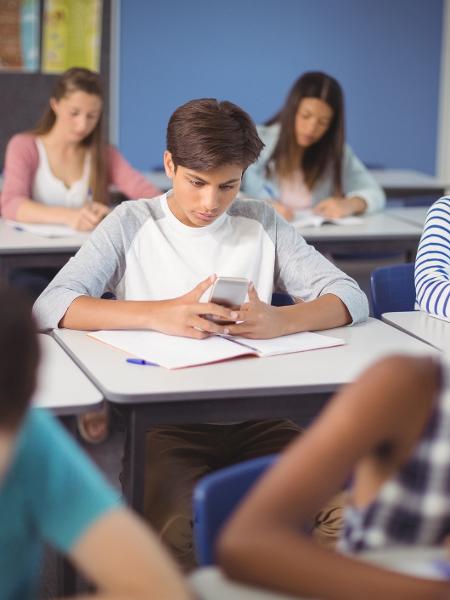 Oito em cada 10 alunos brasileiros disseram que se distraem com o uso de celulares nas aulas de matemática