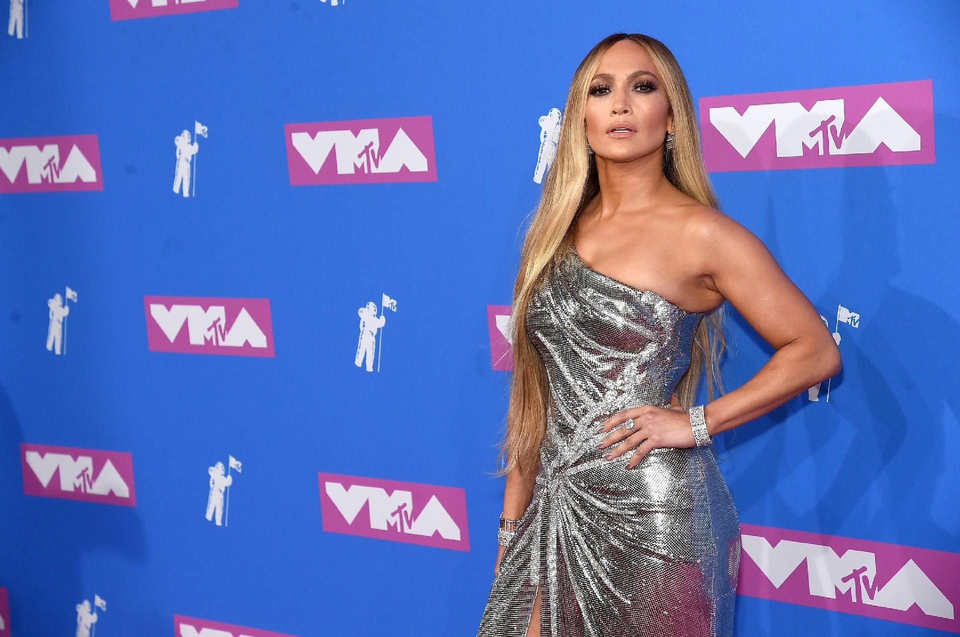 Jennifer Lopez, grande homenageada do VMA 2018, escolhe um vestido prateado para receber o Michael Jackson Video Vanguard - Jamie McCarthy/Getty Images