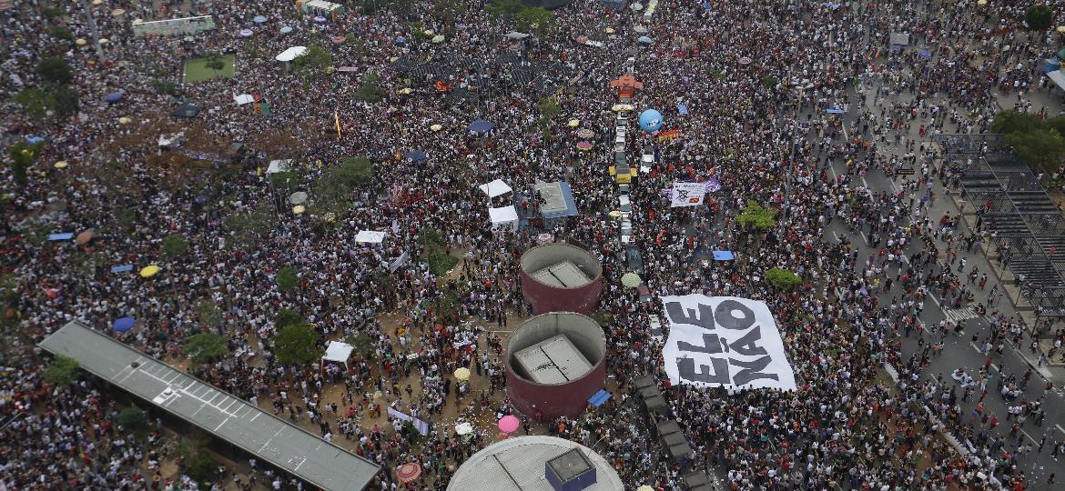 Ato publico contra o presidenciavel lider nas pesquisas Jair Bolsonaro durante a tarde deste sabado (29) no Largo da Batata, zona oeste de Sao Paulo - Nelson Antoine/Folhapress