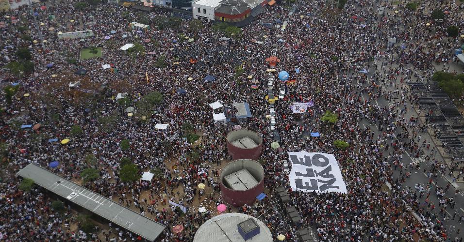 Ato publico contra o presidenciavel lider nas pesquisas Jair Bolsonaro durante a tarde deste sabado (29) no Largo da Batata, zona oeste de Sao Paulo