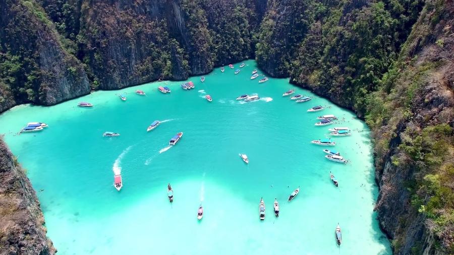 O filme "A Praia", com Leonardo Di Caprio foi gravado em uma paisagem paradisíaca de águas esverdeadas, nas ilhas de Phi Phi, na Tailândia - Getty Images