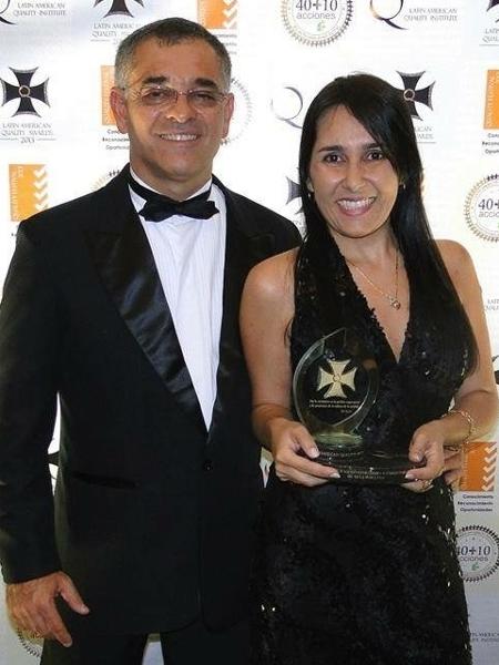 Elaine Pessini e o marido, Henrique, com o prêmio de qualidade recebido em 2013, no Panamá - Arquivo pessoal