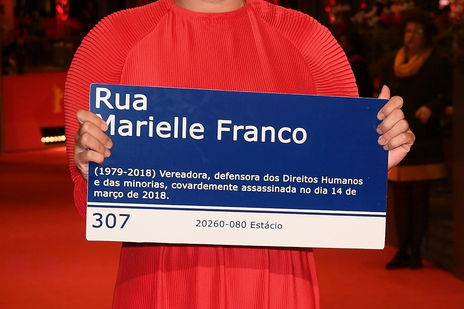 Bella Camero posa com placa homenageando Marielle Franco no Festival de Berlim - Matthias Nareyek/Getty Images