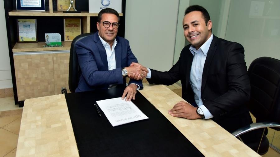 Vanderlei Luxemburgo e o novo contratado da sua TV, o apresentador Lucas Ferraz - RecordTV