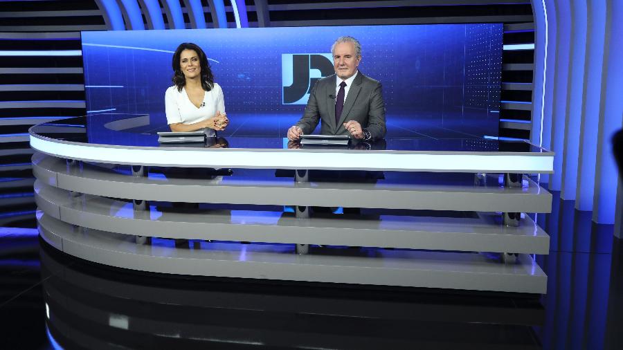Adriana Araújo e Celso Freitas na bancada do "Jornal da Record", que vai mudar de horário em novembro - Antonio Chahestian/RecordTV