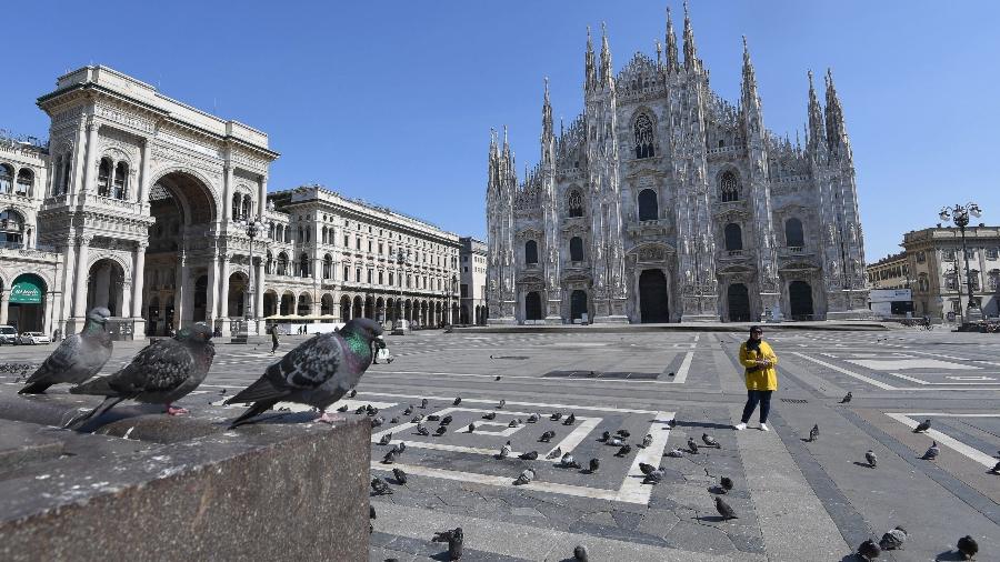 A Praça Duomo, em Milão, fica deserta após o governo italiano adotar medidas de restrição da circulação - DANIEL DAL ZENNARO/EPA
