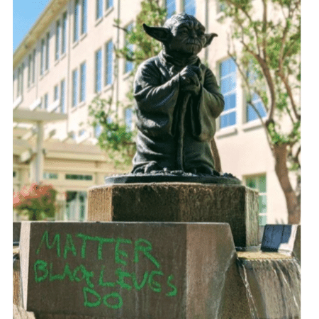 Estátua de Yoda ganha frase de protesto antirracista - Reprodução/Twitter