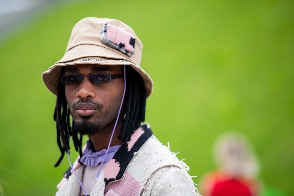 Bucket hat: inspire-se no chapéu que é tendência entre homens e mulheres - Getty Images