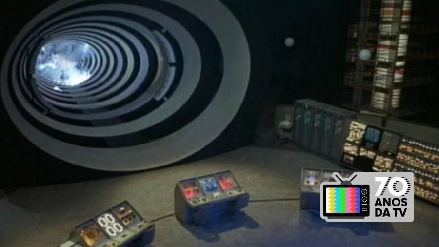 Cena do seriado americano "O Túnel do Tempo", exibido no Brasil, que inspirou o formato do curso de Gabriel Priolli sobre história da TV - Reprodução