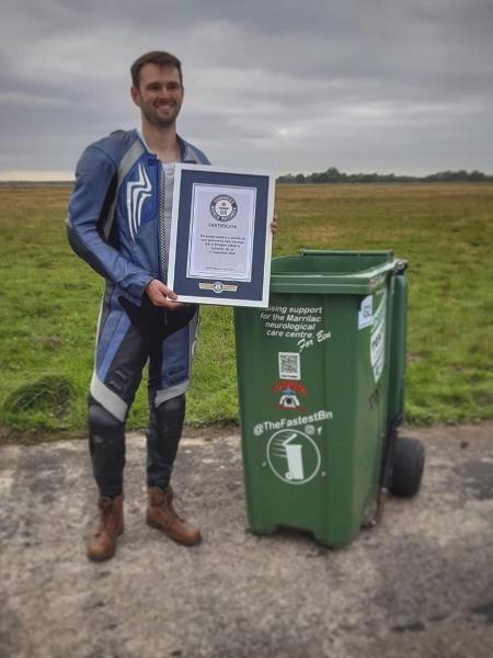 O engenheiro britânico Andy Jennings e sua lata de lixo possante: 72km/h e recorde mundial - Reprodução/Instagram