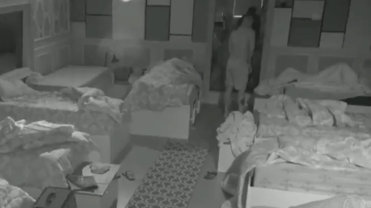 Dinei faz xixi no quarto - Reprodução/Twitter - Reprodução/Twitter