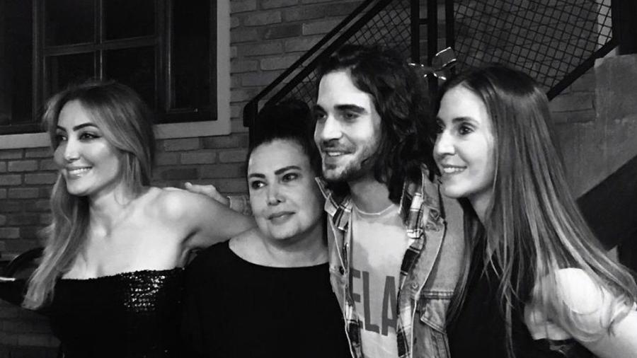 Fiuk ao lado da mãe, Cristina Karthalian, e de suas irmãs, Krízia e Tainá Galvão - Reprodução / Instagram