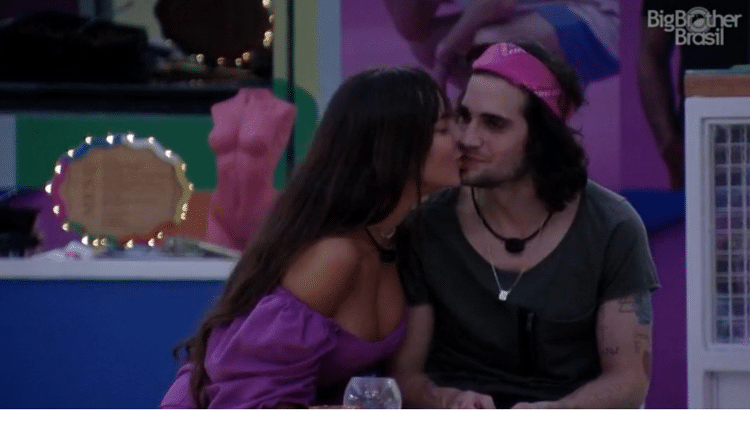 BBB 21: Ao fim da festa, Thaís rouba selinho de Fiuk - Reprodução/Globoplay - Reprodução/Globoplay