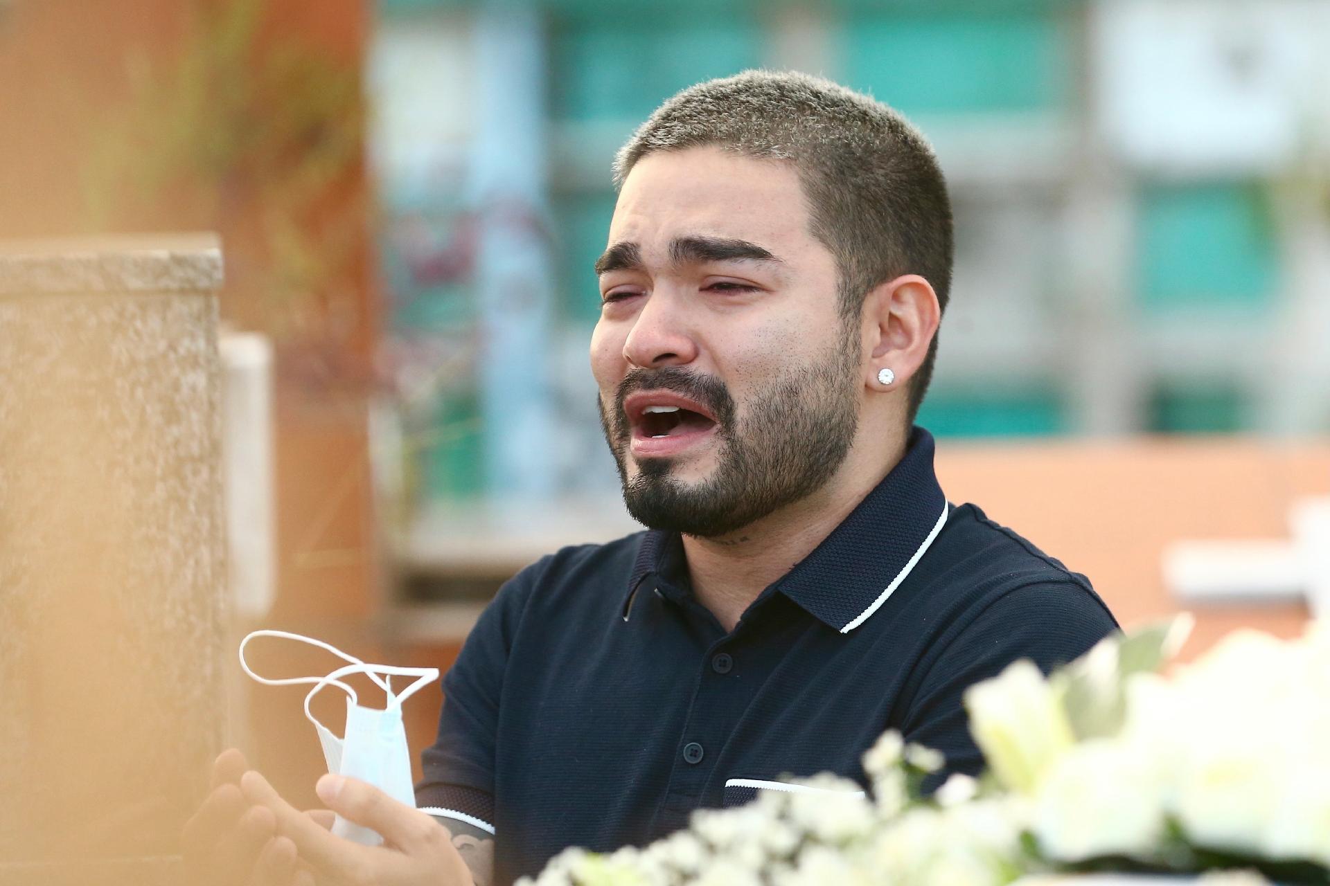 Yudi se emociona ao lado do caixão do pai - Marcos Ribas e Manuela Scarpa/Brazil News