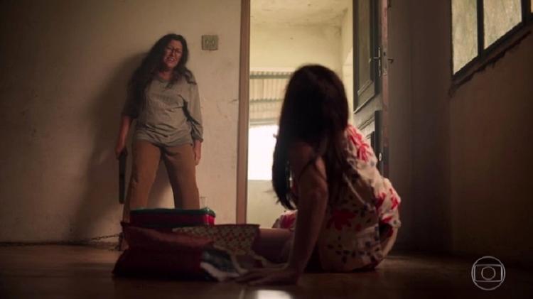Lurdes é acorrentada por Thelma em cativeiro - Reprodução/Globo - Reprodução/Globo