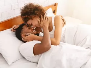 Aromaterapia na cama: como óleos essenciais ajudam a melhorar o sexo