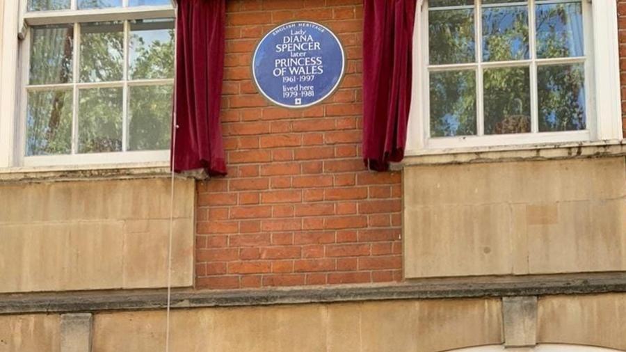 A placa comemorativa agora sinaliza o apartamento onde viveu Lady Diana antes de se tornar a Princesa de Gales - Reprodução/Twitter
