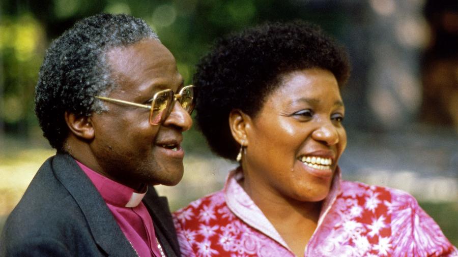 O arcebispo Desmond Tutu ao lado da mulher, Nomalizo Leah Tutu, em foto de 1984 - AFP