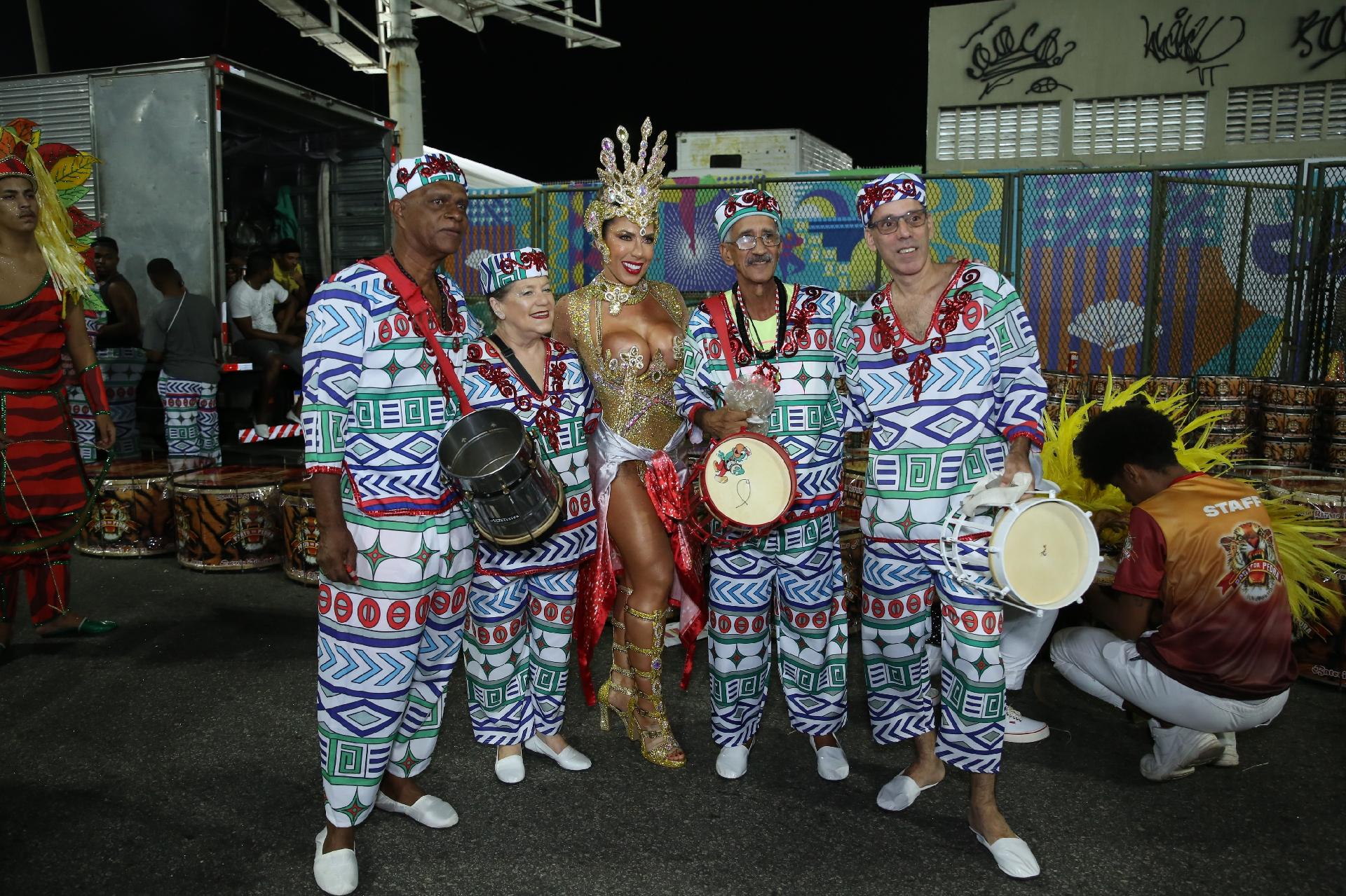 Tati Minerato em desfile da Porto da Pedra - Roberto Filho/Brazil News