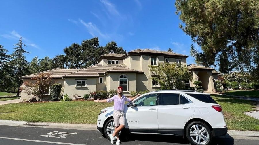 Gil do Vigor posa em frente à sua nova casa na Califórnia, nos EUA - Reprodução/Globoplay