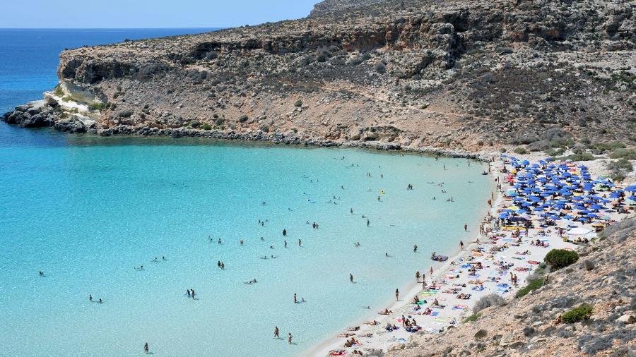 A Praia do Coelho, em Lampedusa, repleta de turistas - GUIDO NICORA/Getty Images/iStockphoto