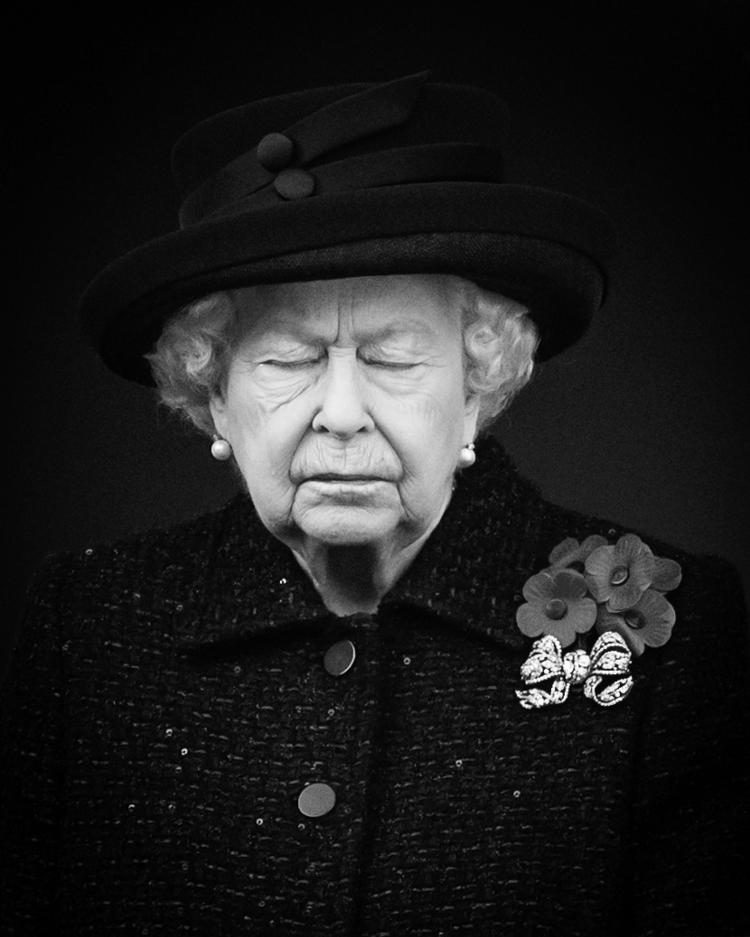 LONDON, ENGLAND - NOVEMBER 10: (EDITORS NOTE: Image has been converted to black and white) Queen Elizabeth II attends the annual Remembrance Sunday memorial at The Cenotaph on November 10, 2023 in London, England.  (Photo by Samir Hussein/WireImage) - Samir Hussein/WireImage - Samir Hussein/WireImage