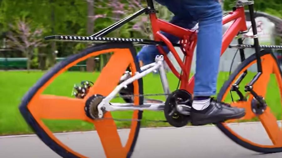 Bicicleta com as rodas triangulares - Reprodução