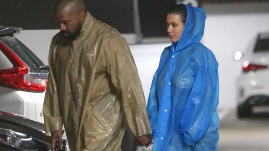 Kanye West e Bianca Censori combinam capas