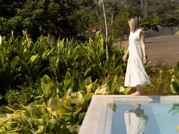 Jardim com plantas comestíveis e piscina torna casa um oásis no interior
