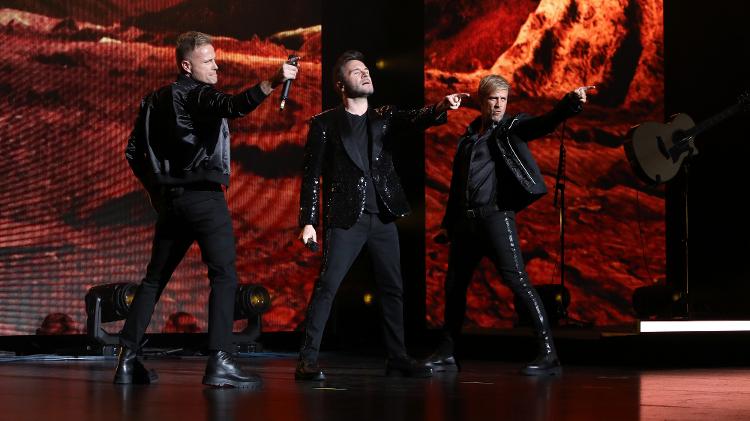 Nicky Byrne, Shane Filan e Kian Egan em apresentação do Westlife em Toronto, Canadá, no dia 11/3; boy band se apresenta no domingo (24/3), no Espaço Unimed 