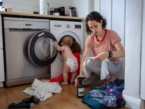 47% das mães têm menos de 1h para si e 88% superam 1h com tarefas da casa