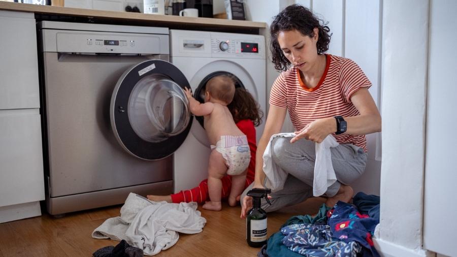 Estudo mostra que 87,9% das mães cuidam de tarefas da casa por mais de uma hora por dia e 91,7% das mães passam mais de duas horas diárias cuidando dos filhos