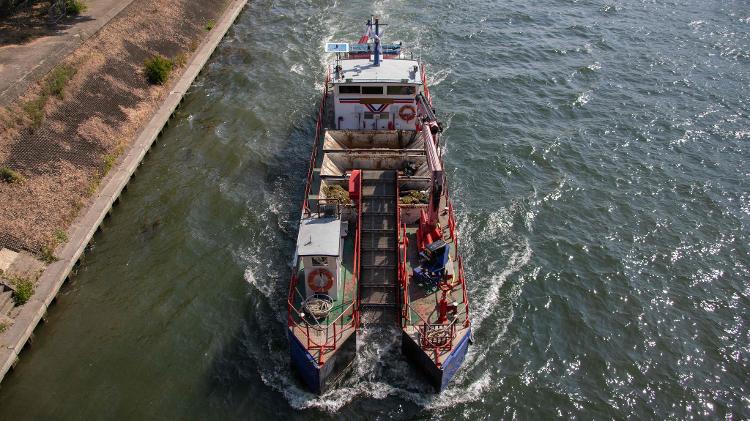 Belenos, barco de recuperação de resíduos, navega pelo rio Sena em Levallois-Perret, no noroeste de Paris