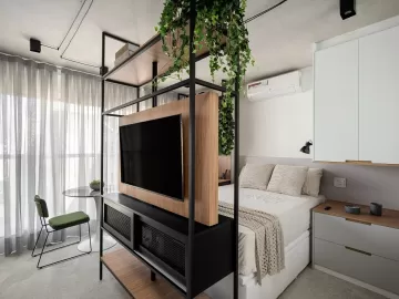 Esconde-esconde de TV e lavanderia faz tudo caber em apartamento de 25 m² 