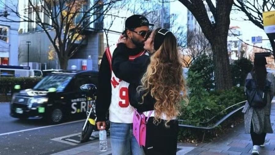 Rafaella Santos postou foto beijando Gabigol e fãs viram como confirmação da volta do relacionamento