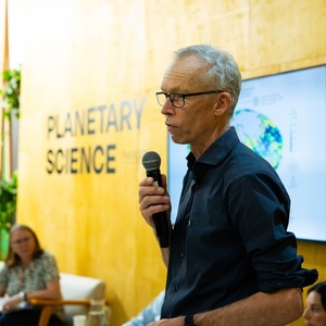 Ainda temos uma janela para evitar o fim do mundo, diz cientista sueco