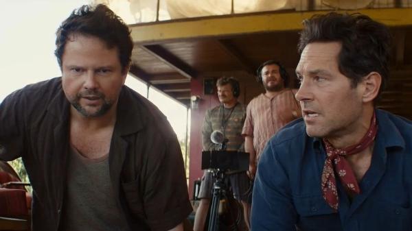 Selton Mello e Paul Rudd, com Steve Zhan e Jack Black ao fundo, no set de 'Anaconda'
