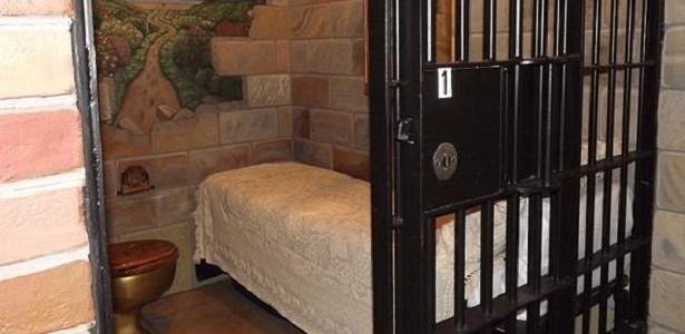 Os quartos da pousada preservam as grades originais da cadeia - Divulgação/Old Vermilion Jailhouse