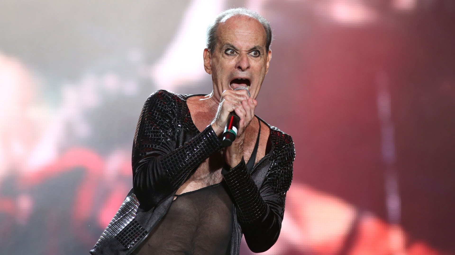 18.set.2015 - O guitarrista Frejat se apresenta com Ney Matogrosso no palco Mundo, durante o show de comemoração de 30 anos de Rock in Rio. - Fernando Maia/UOL