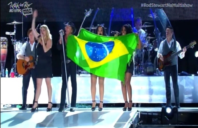 20.set.2015 - Rod Stewart segurou e abriu uma bandeira brasileiro enquanto cantou "Sailing" - Reprodução
