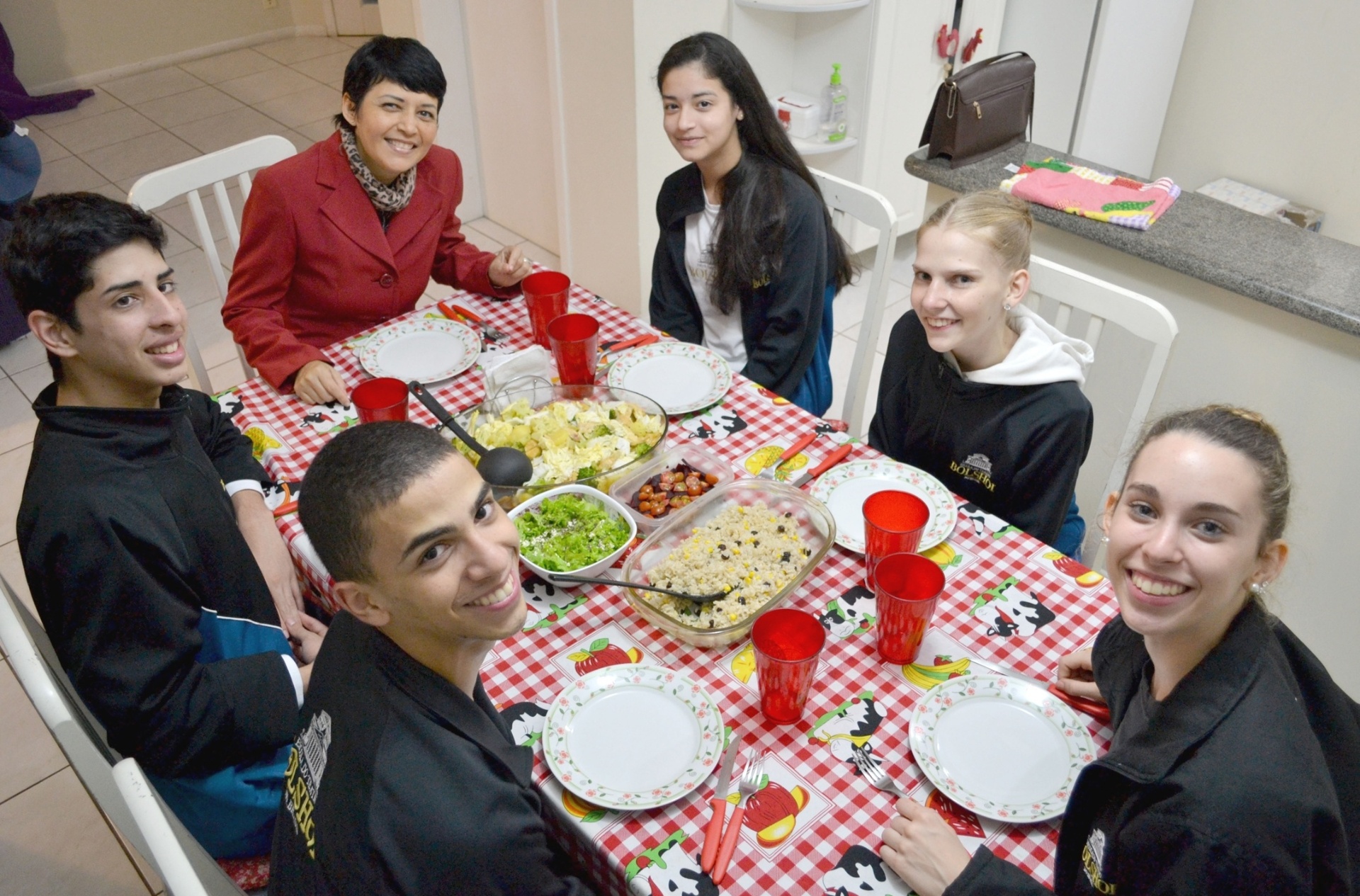 A mesa posta na Casa do Paraguai, onde moram três bailarinas e dois bailarinos da Escola do Teatro Bolshoi, em Joinville (SC). Eles têm entre 14 e 18 anos e só um deles é brasileiro --os demais são paraguaios - Manuela Schneider/Bolshoi