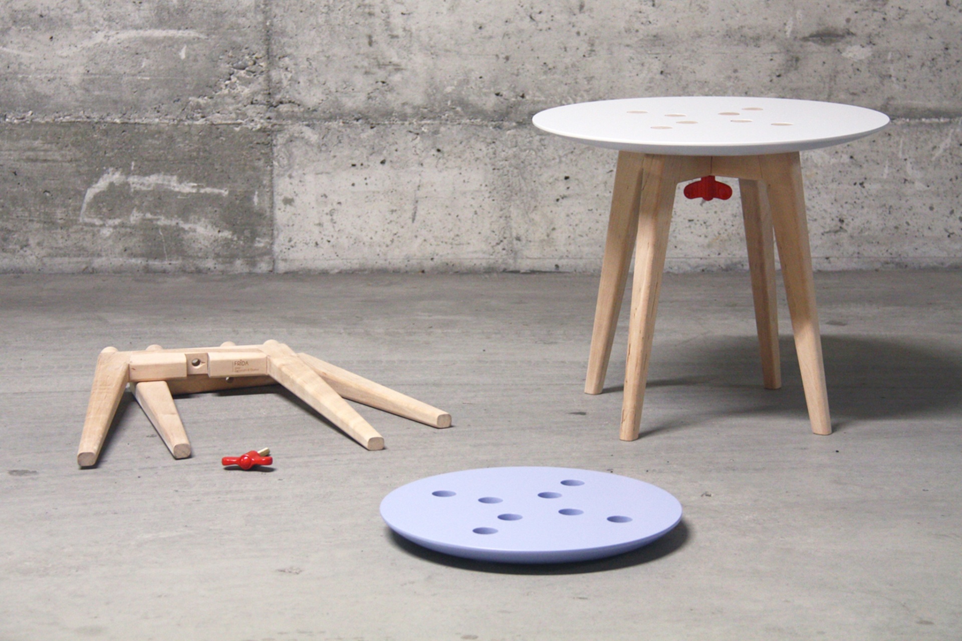 Prêmio Design MCB 2015 - categoria "Mobiliário" - modalidade produto. 2º lugar: Frida. A peça assinada por Carolina Starke e Andrea Zanocchi dispensa ferramentas para a montagem. Seu sistema é totalmente intuitivo e o travamento se dá por um único parafuso borboleta. Os vencedores e finalistas serão expostos no Museu da Casa Brasileira em São Paulo (SP), de 26 de novembro de 2015 a 31 de janeiro de 2016. Outras informações: www.mcb.org.br - Divulgação