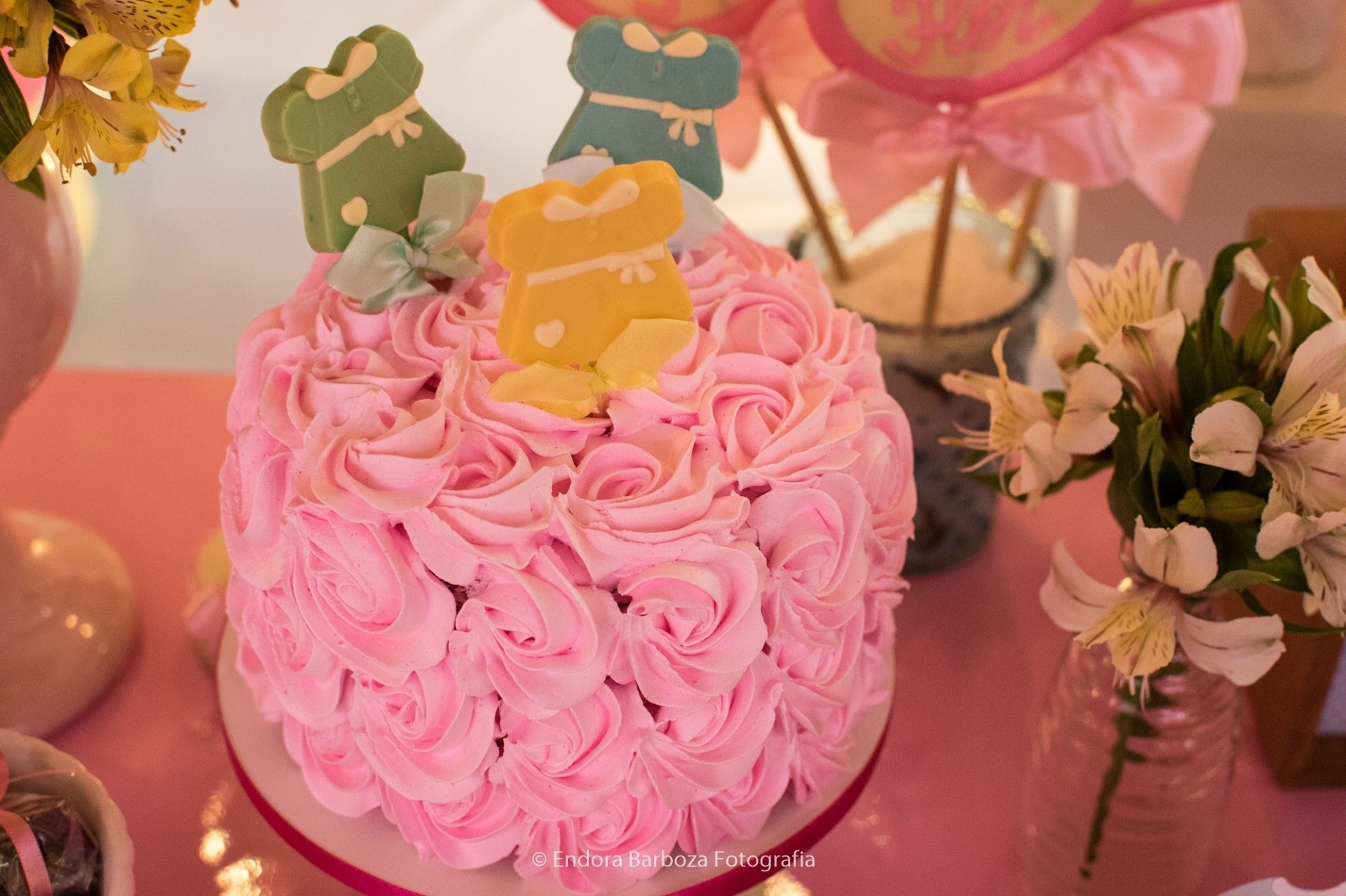 O bolo rosa recheado com doce de leite, da Lica Bolos (www.licabolos.com.br), dava um toque de romantismo à mesa do chá de bebê da atriz Deborah Secco - Endora Barboza Fotografia